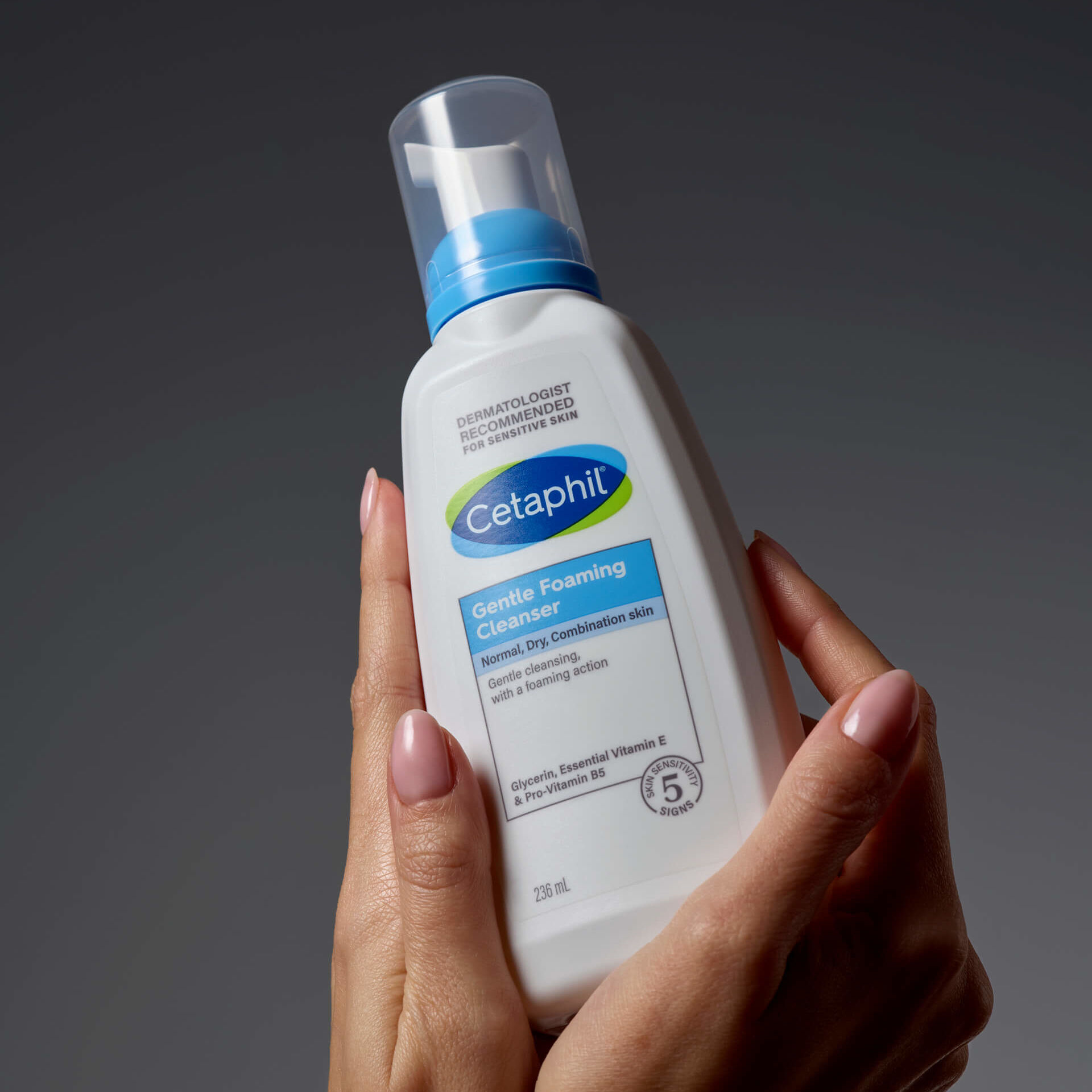 Delikatna pianka do mycia Cetaphil.